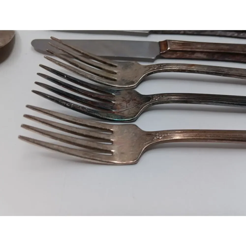 WM. A. Rogers Oneida LTD Artistic Pattern 1940 Partial Set